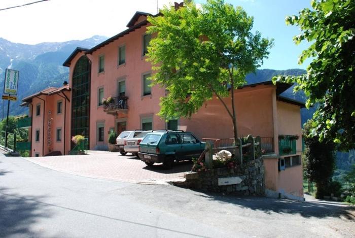 Hotel Torre Сондало Экстерьер фото